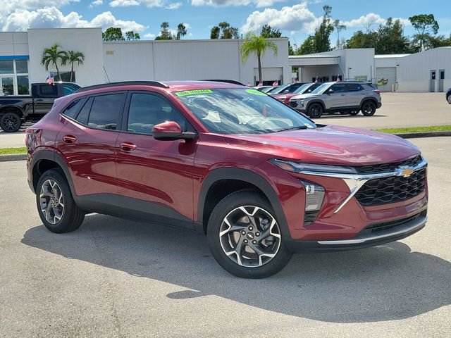 Used 2025 Chevrolet Trax LT FWD image 1