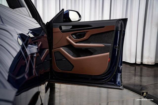 Used 2025 Lamborghini Urus SE image 33