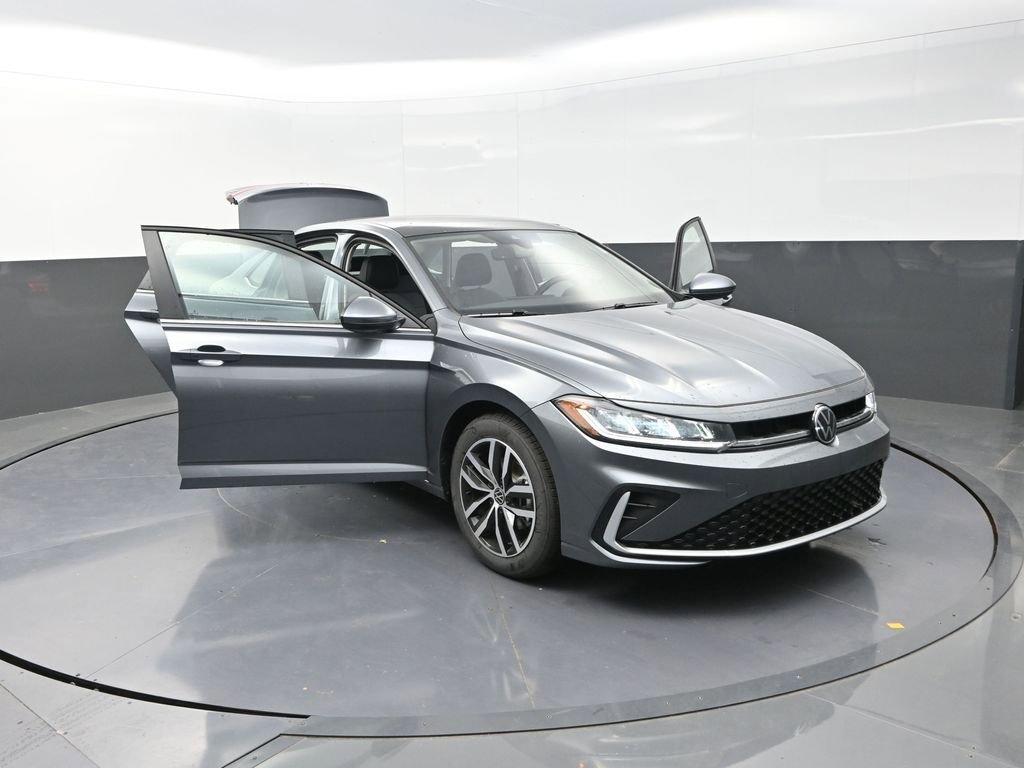 Used 2025 Volkswagen Jetta SE image 31