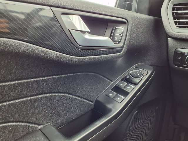 Used 2025 Ford Escape ST-Line Select AWD/4WD image 18