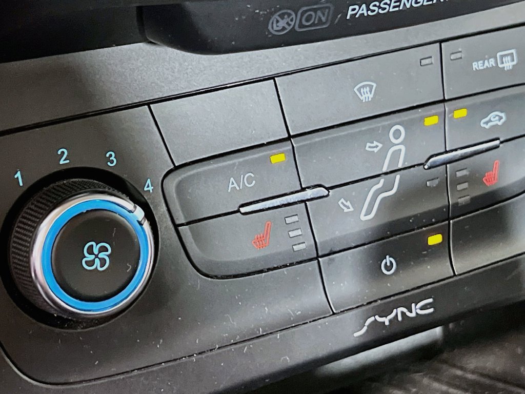 Used 2017 Ford Focus SE w/ Cold Weather Package FWD image 18