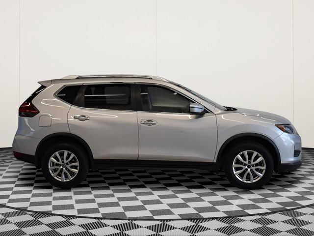 Used 2020 Nissan Rogue SV image 2