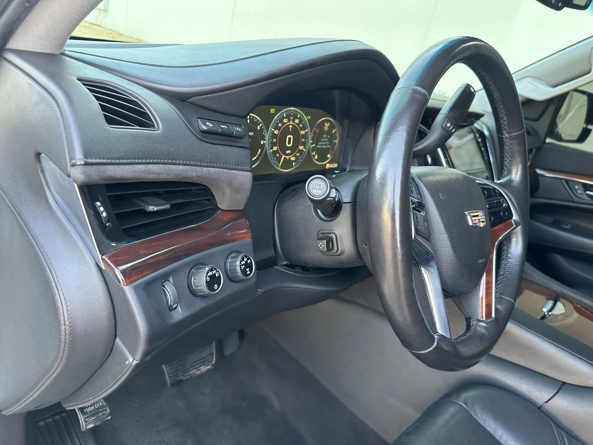 Used 2015 Cadillac Escalade Luxury AWD/4WD image 35