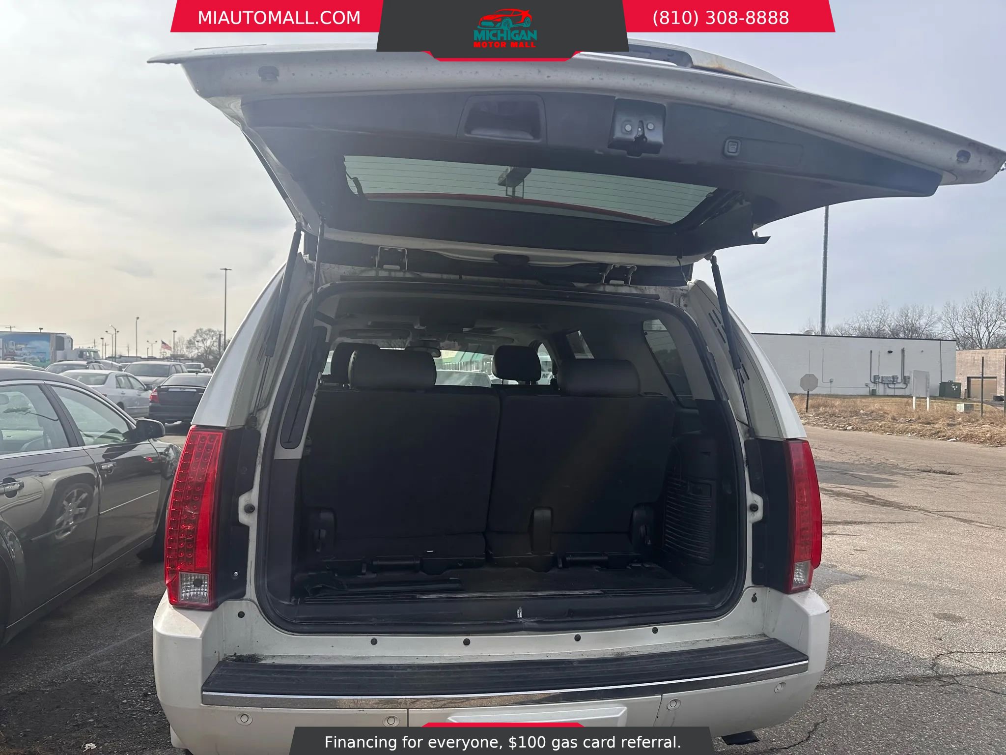 Used 2010 Cadillac Escalade Luxury image 5