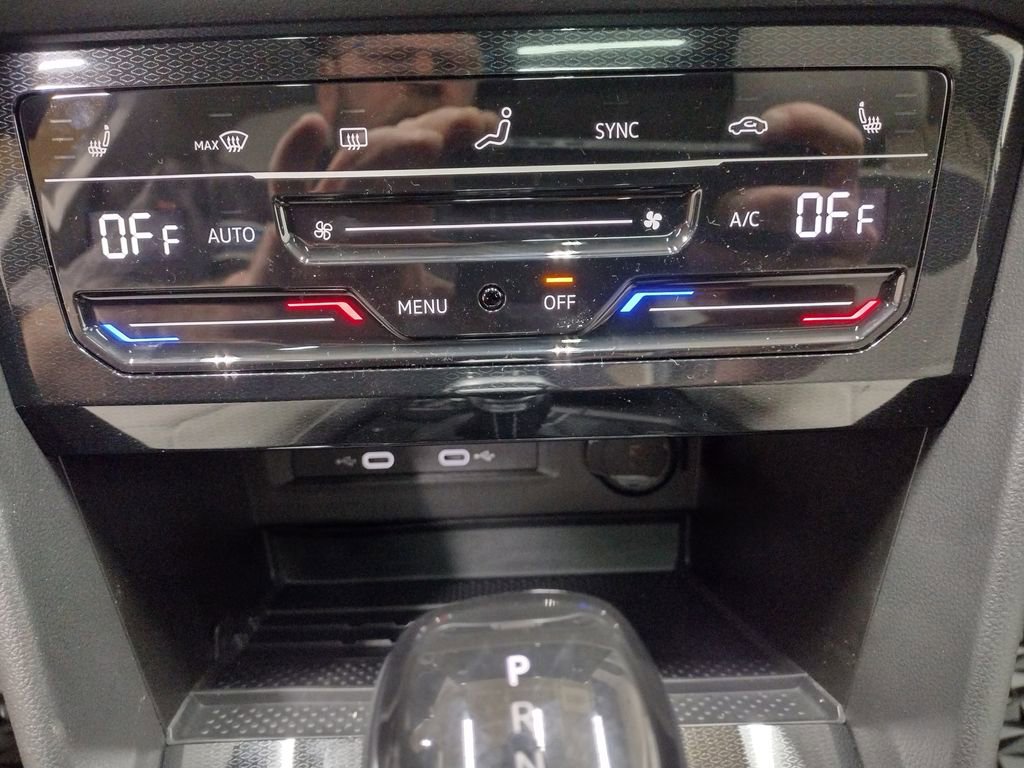 New 2025 Volkswagen Taos SE image 33