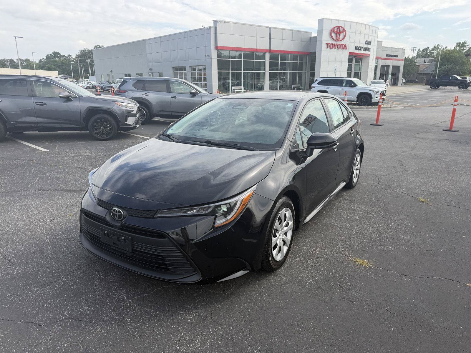 Used 2023 Toyota Corolla LE FWD image 3