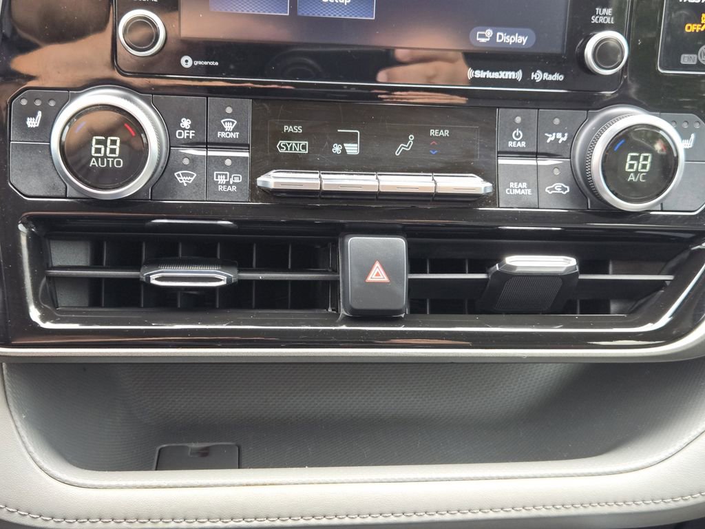 Used 2021 Toyota Highlander XLE FWD image 21