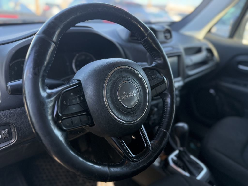 Used 2018 Jeep Renegade Altitude w/ Cold Weather Group FWD image 3