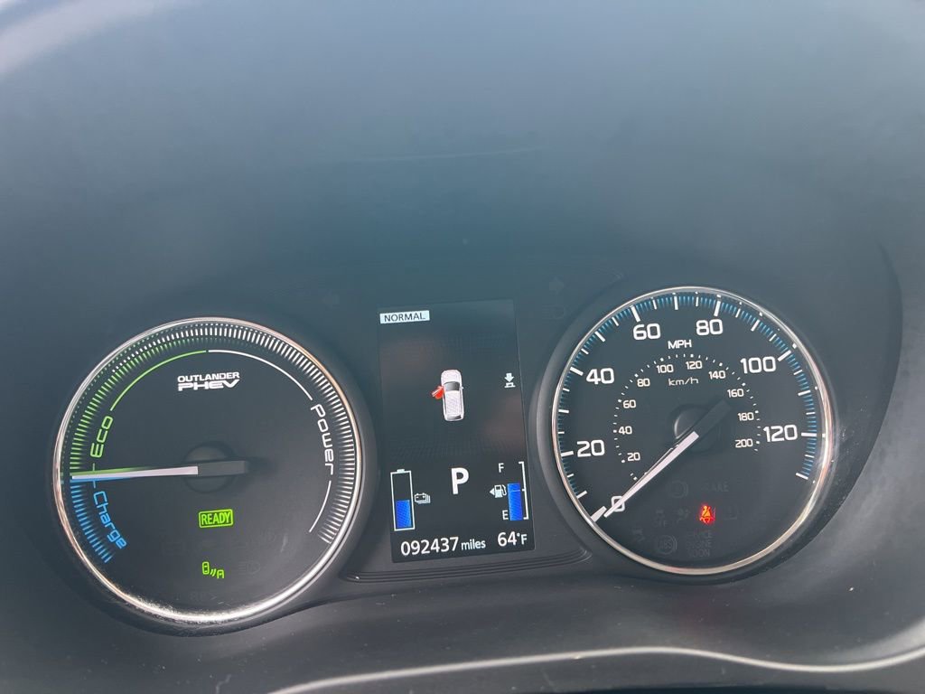 Used 2018 Mitsubishi Outlander 4WD Plug-In Hybrid image 17