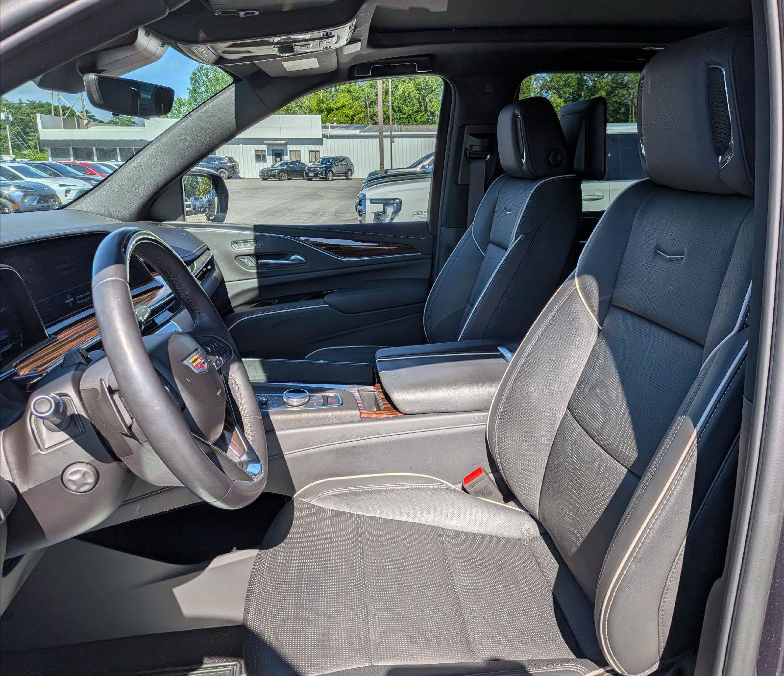 Used 2023 Cadillac Escalade Premium Luxury AWD/4WD image 11