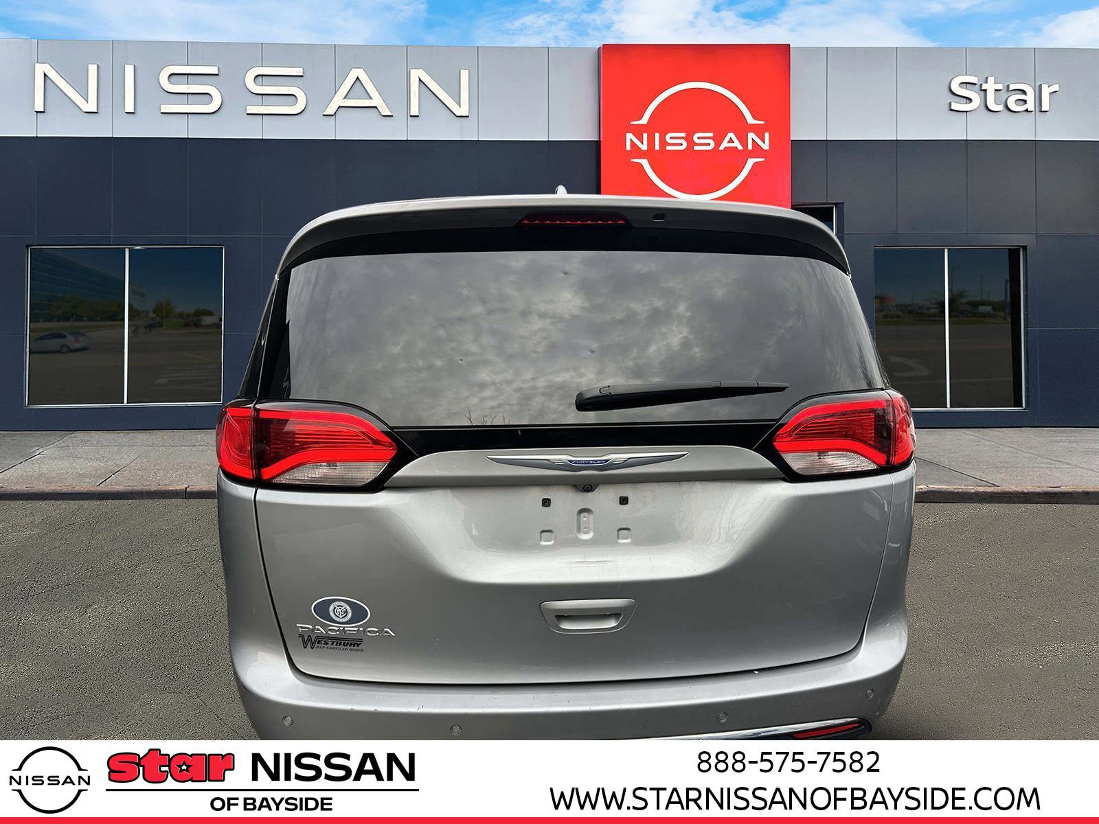 Used 2018 Chrysler Pacifica Touring-L image 3