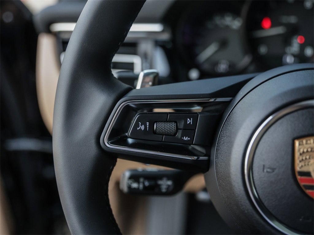 Used 2025 Porsche Macan image 18