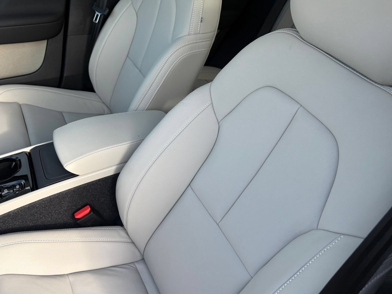 New 2026 Volvo XC40 B5 Plus w/ Protection Package Premier AWD/4WD image 17