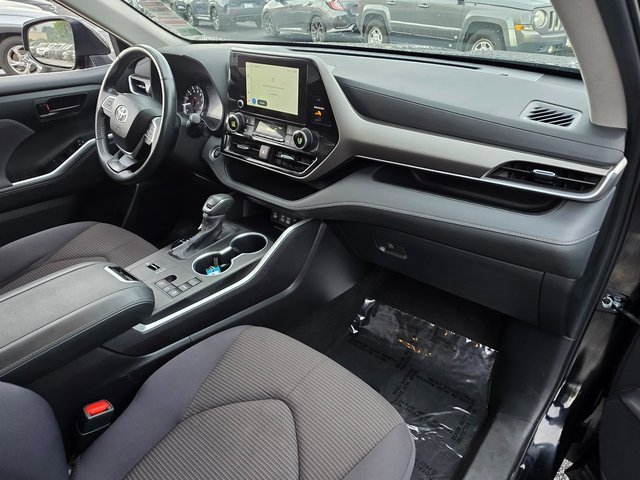 Used 2024 Toyota Highlander LE image 9
