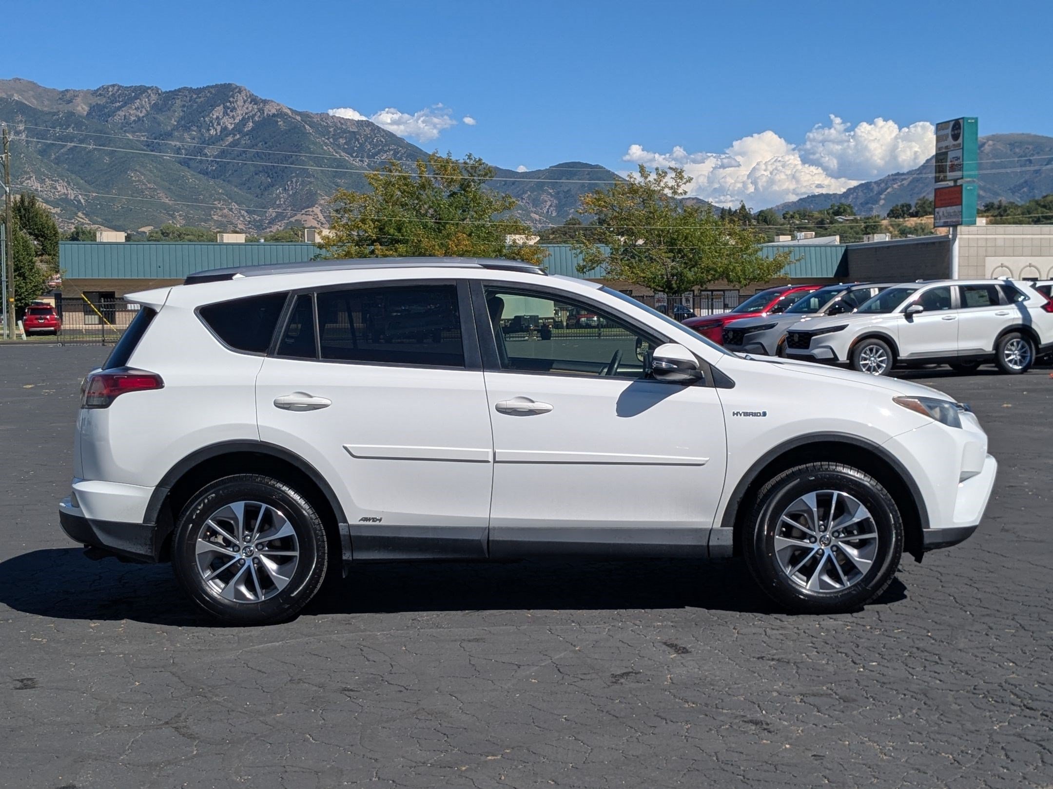 Used 2018 Toyota RAV4 XLE AWD/4WD image 2