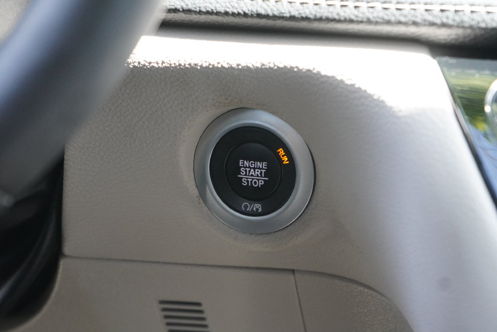 Used 2024 Chrysler Pacifica Limited FWD image 25