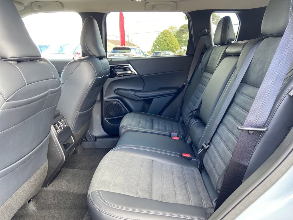New 2025 Mitsubishi Outlander AWD image 17