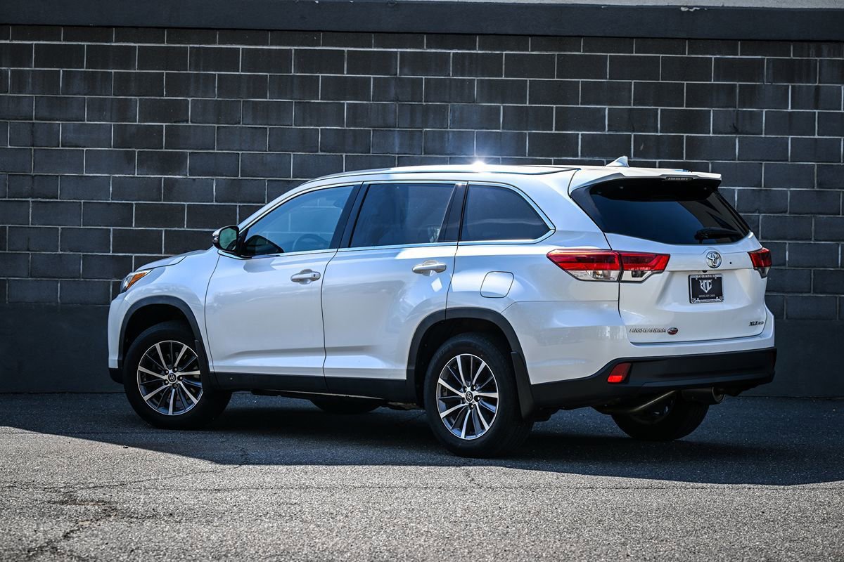 Used 2019 Toyota Highlander XLE AWD/4WD image 4