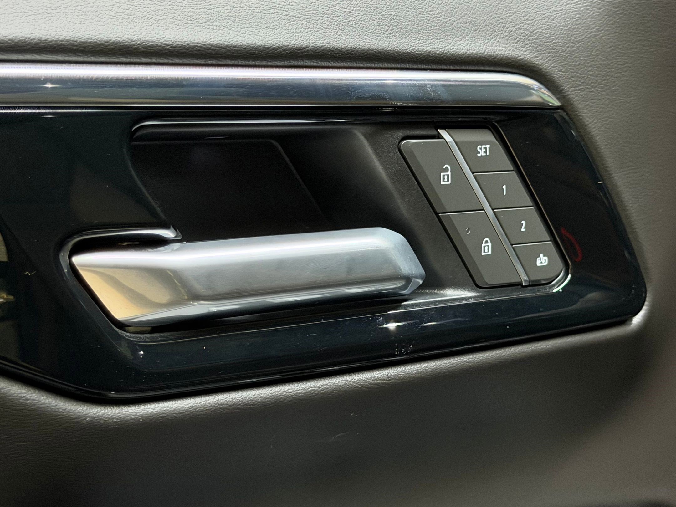 Used 2025 Chevrolet Suburban RST w/ Comfort Package image 24