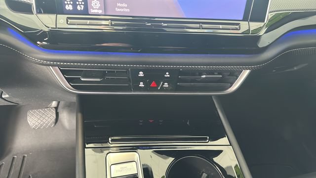 Used 2024 Volkswagen Atlas Cross Sport SEL AWD/4WD image 13