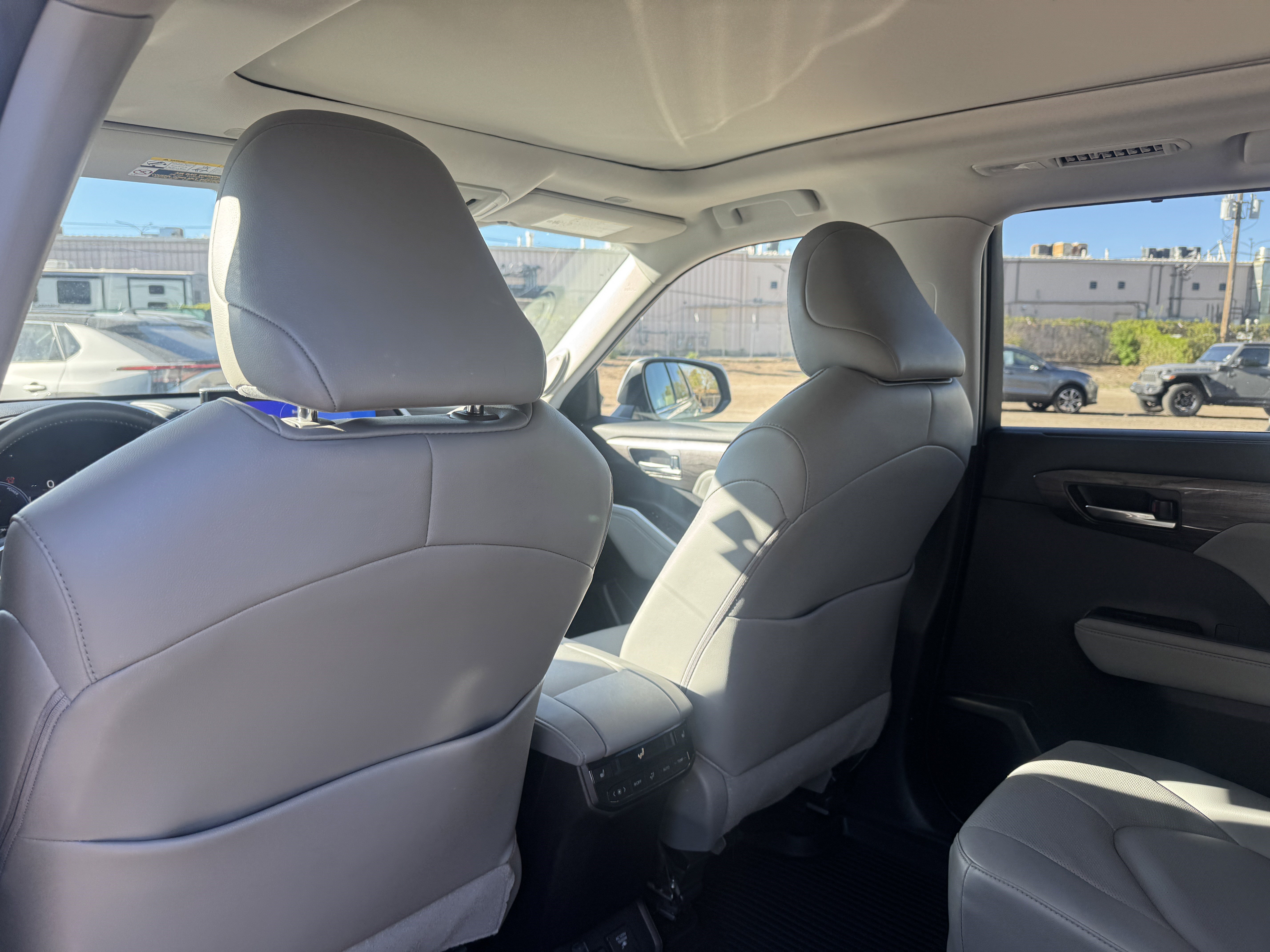 Used 2024 Toyota Highlander Platinum image 15