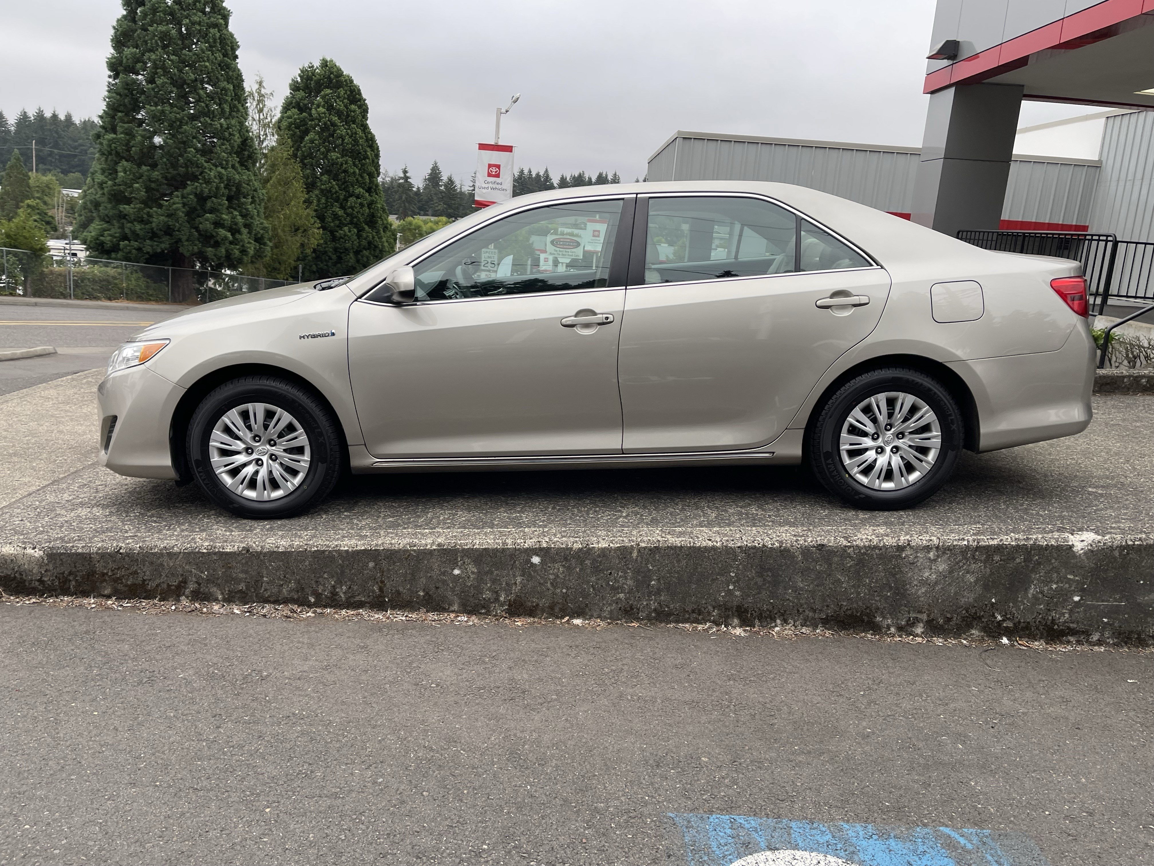 Used 2014 Toyota Camry LE FWD image 5