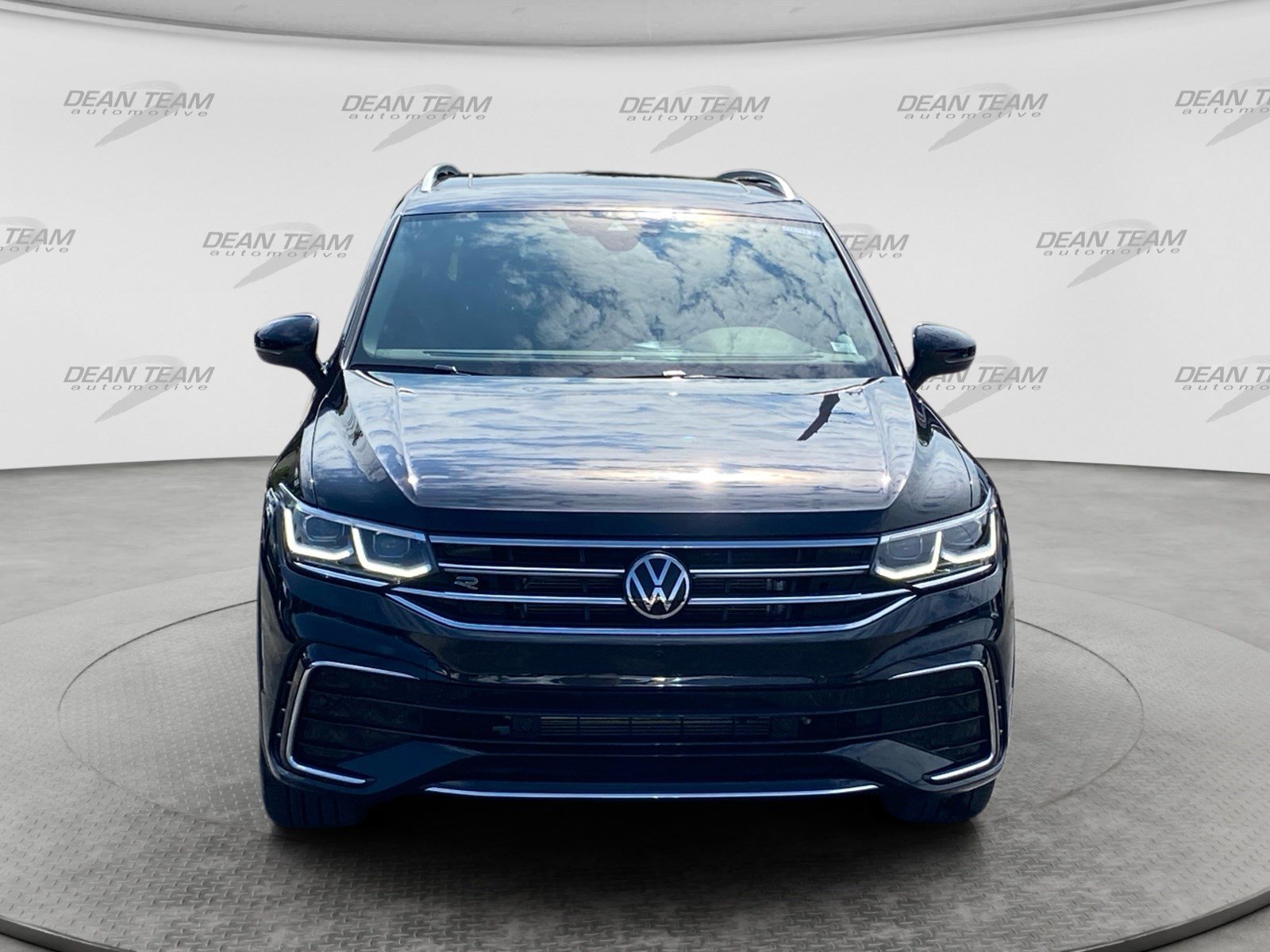 Used 2023 Volkswagen Tiguan SEL R-Line AWD/4WD image 2