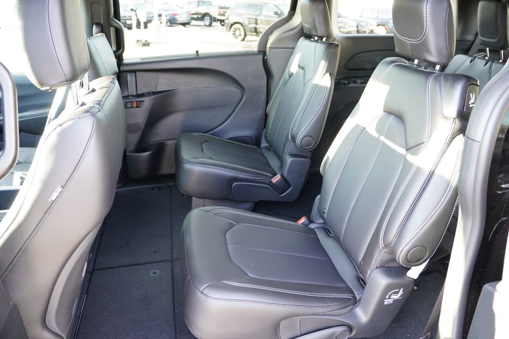 New 2026 Chrysler Pacifica Select w/ S Appearance Package image 11