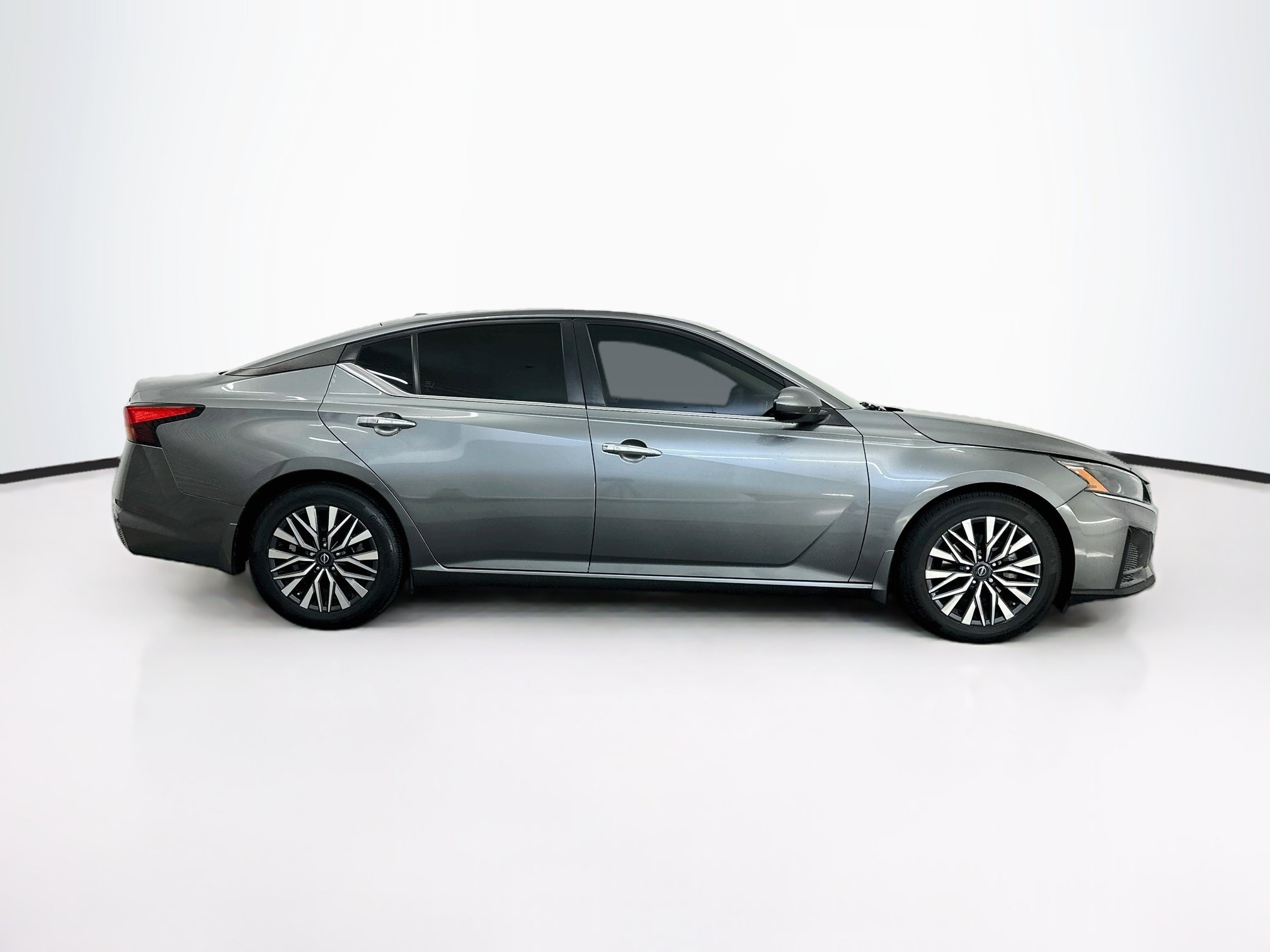 Used 2023 Nissan Altima 2.5 SV FWD image 10