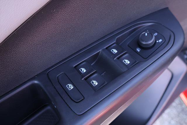 Certified 2022 Volkswagen Taos SE w/ IQ.Drive SE Package image 12