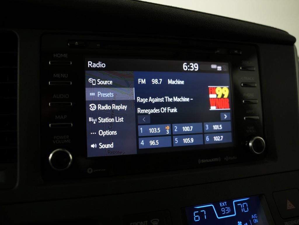Used 2020 Toyota Sienna XLE w/ XLE Navigation Package FWD image 20