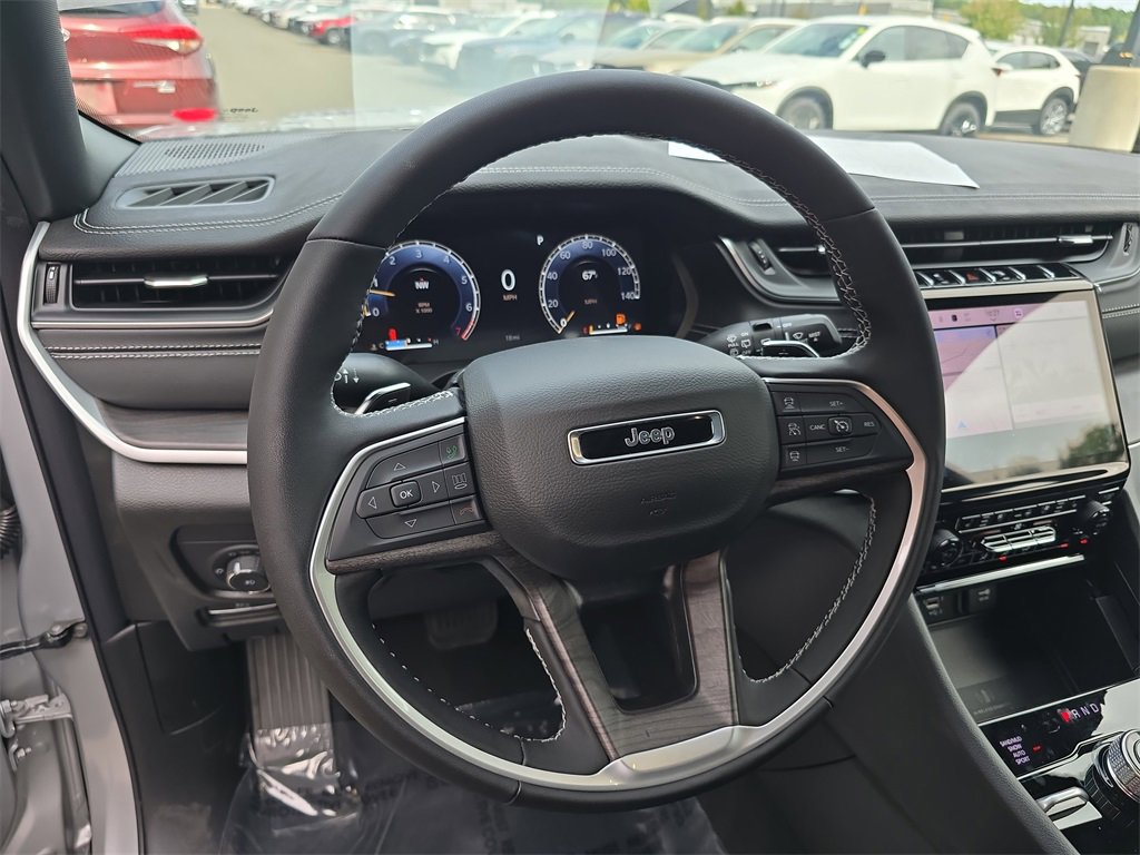 New 2025 Jeep Grand Cherokee Limited w/ Luxury Tech Group II image 16