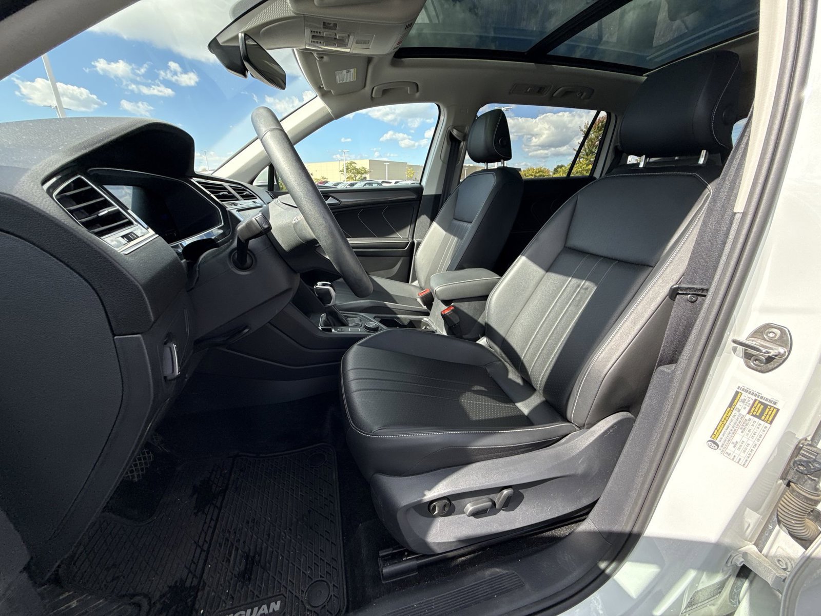Used 2023 Volkswagen Tiguan SE w/ Panoramic Sunroof Package AWD/4WD image 13