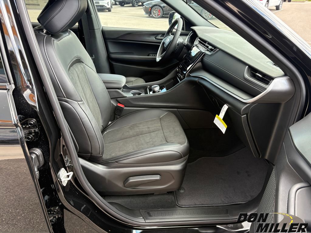 New 2025 Jeep Grand Cherokee L Laredo image 21