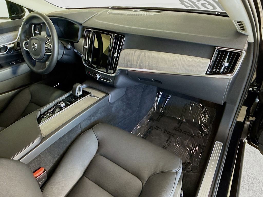 Certified 2025 Volvo S90 B6 Plus AWD/4WD image 31
