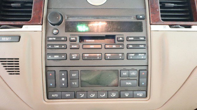 Used 2003 Lincoln Town Car Executive RWD image 15