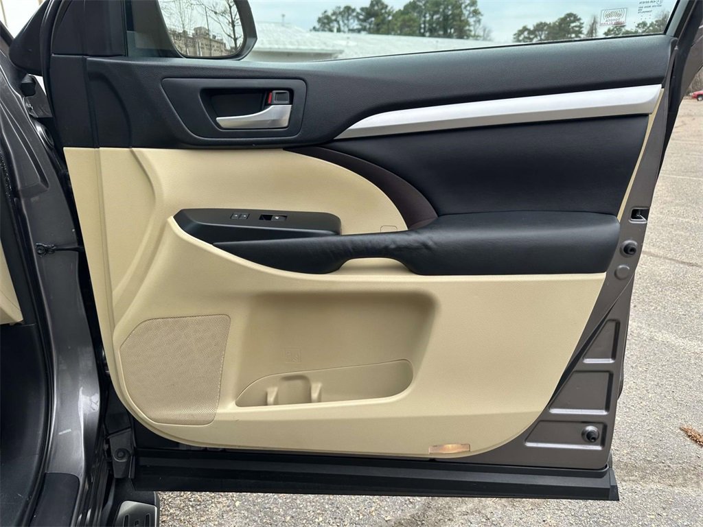 Used 2015 Toyota Highlander XLE image 10