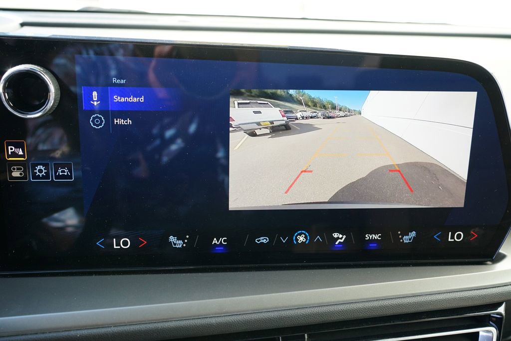 Used 2025 Chevrolet Traverse LT image 37