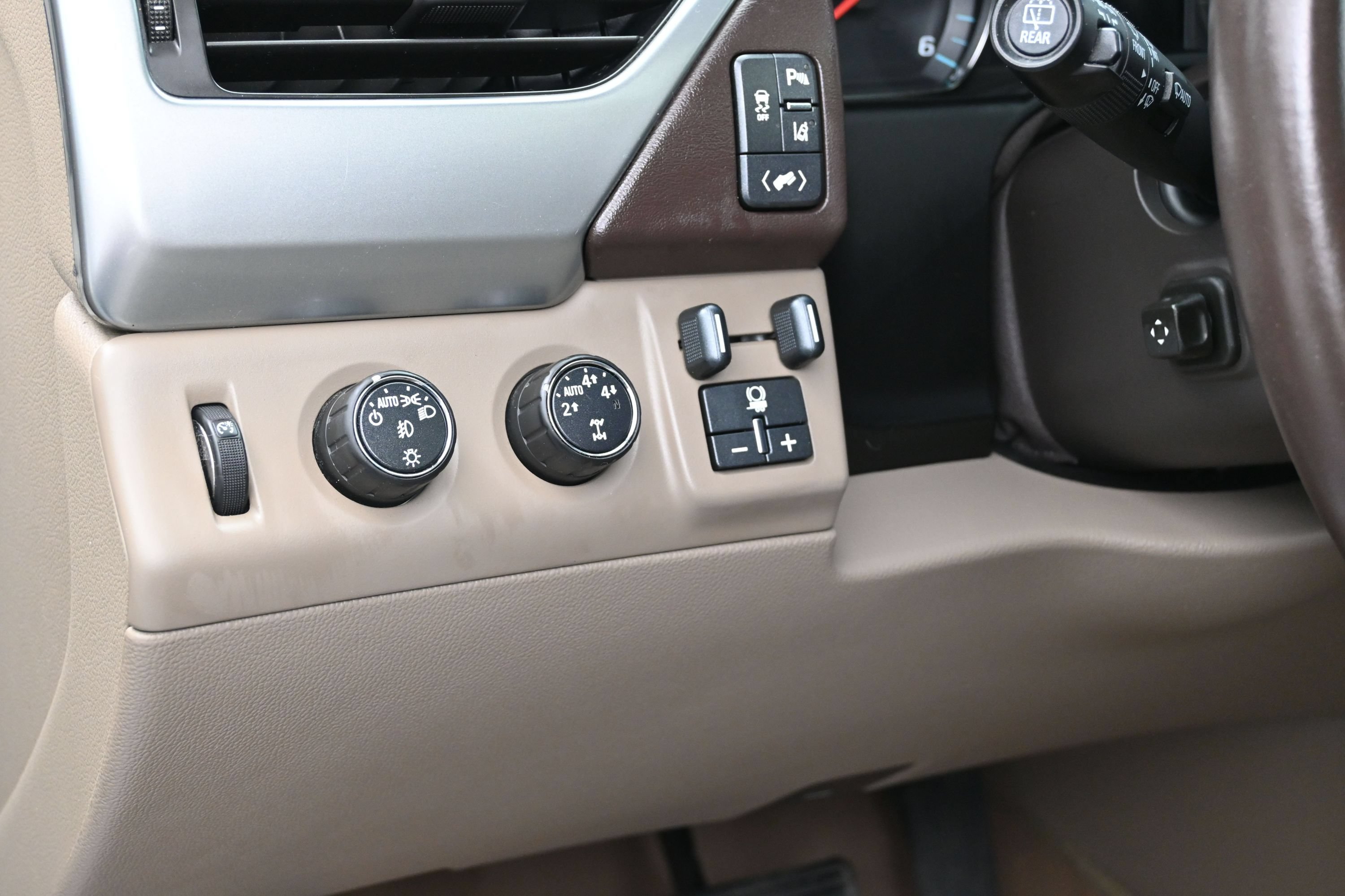 Used 2015 Chevrolet Suburban LTZ AWD/4WD image 23