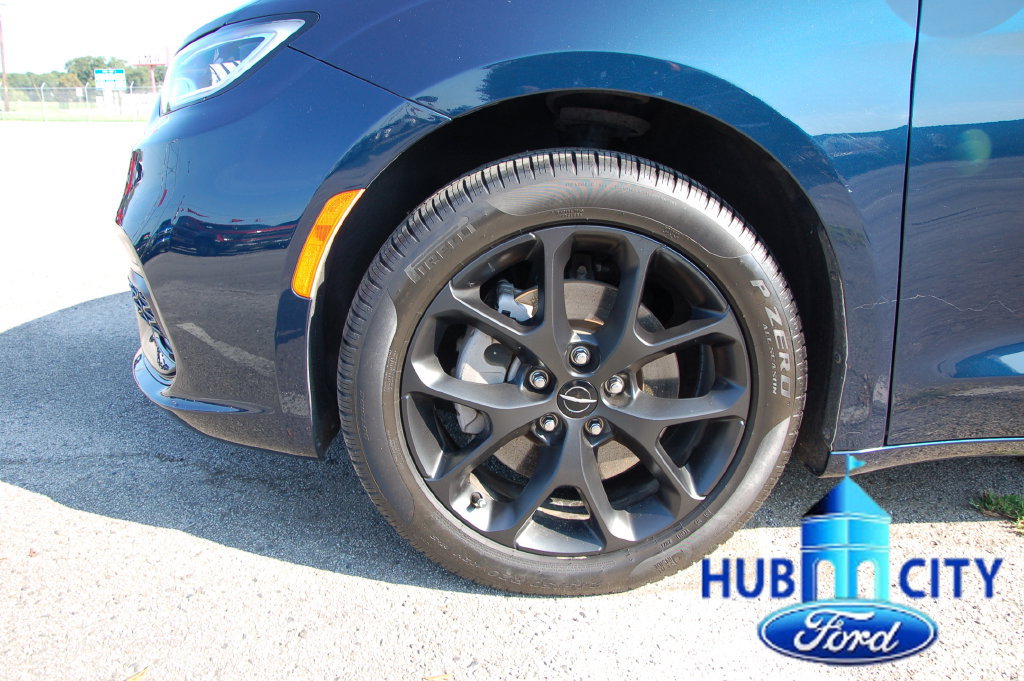 Used 2023 Chrysler Pacifica Limited w/ Uconnect Theater Family Group AWD/4WD image 9