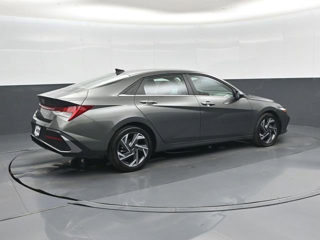 Used 2025 Hyundai Elantra SEL FWD image 3