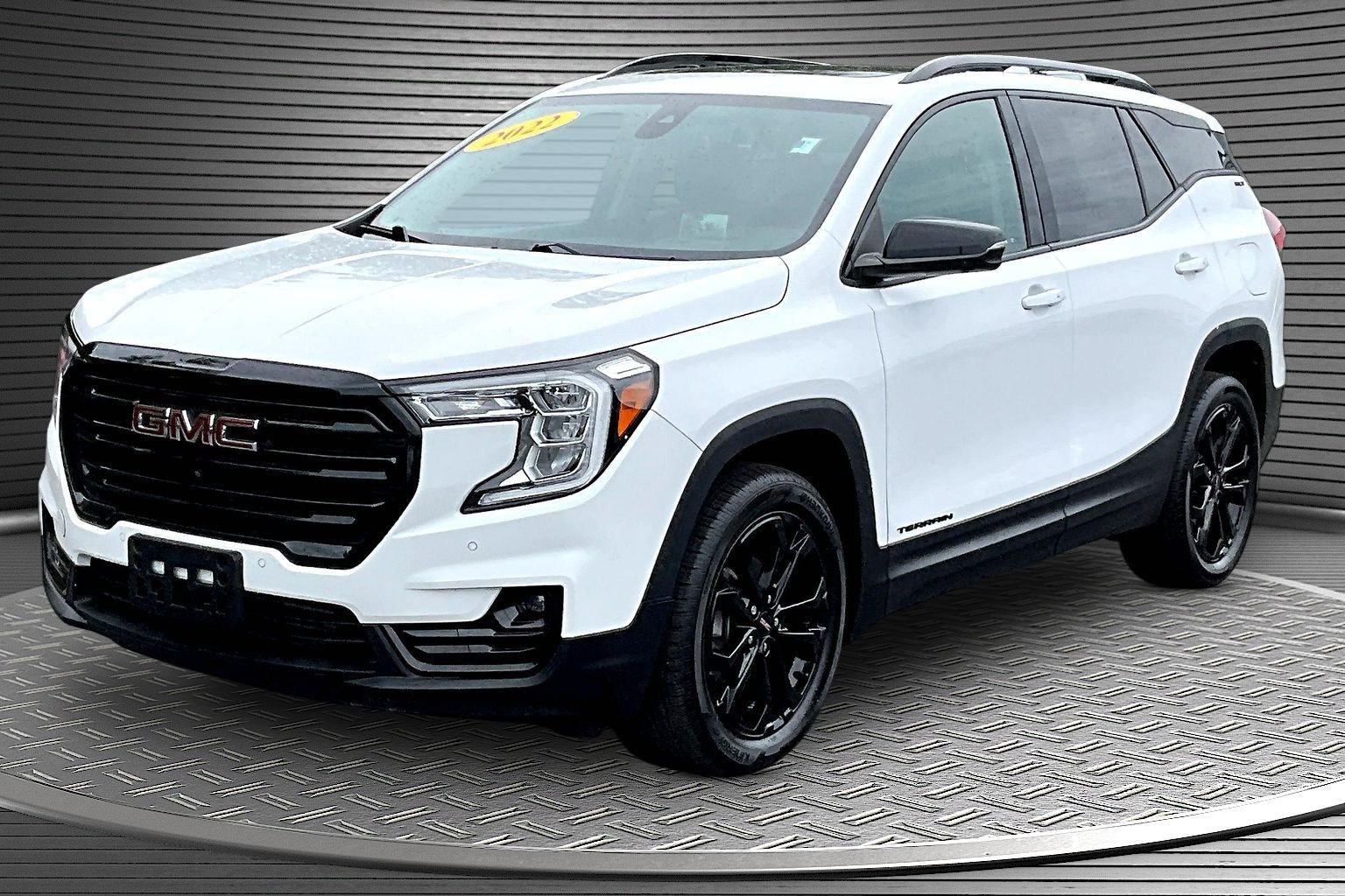 Used 2022 GMC Terrain SLT w/ Infotainment Package II AWD/4WD image 3