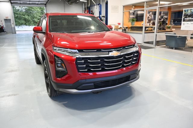 New 2027 Chevrolet Equinox LT w/ Convenience Package II FWD image 3