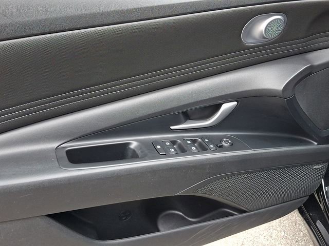 Used 2023 Hyundai Elantra Limited image 12