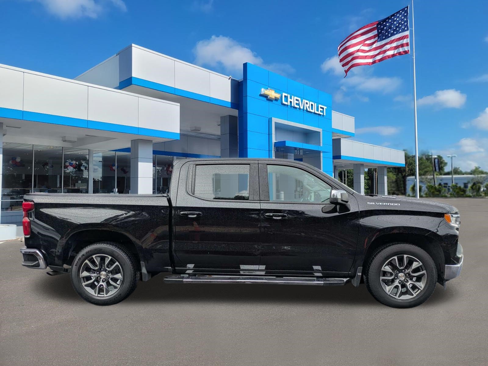Used 2024 Chevrolet Silverado 1500 LT RWD image 2