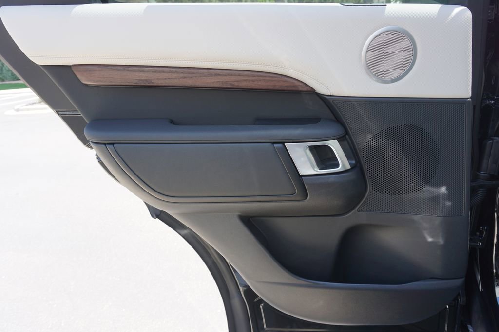 New 2025 Land Rover Discovery Dynamic SE image 28
