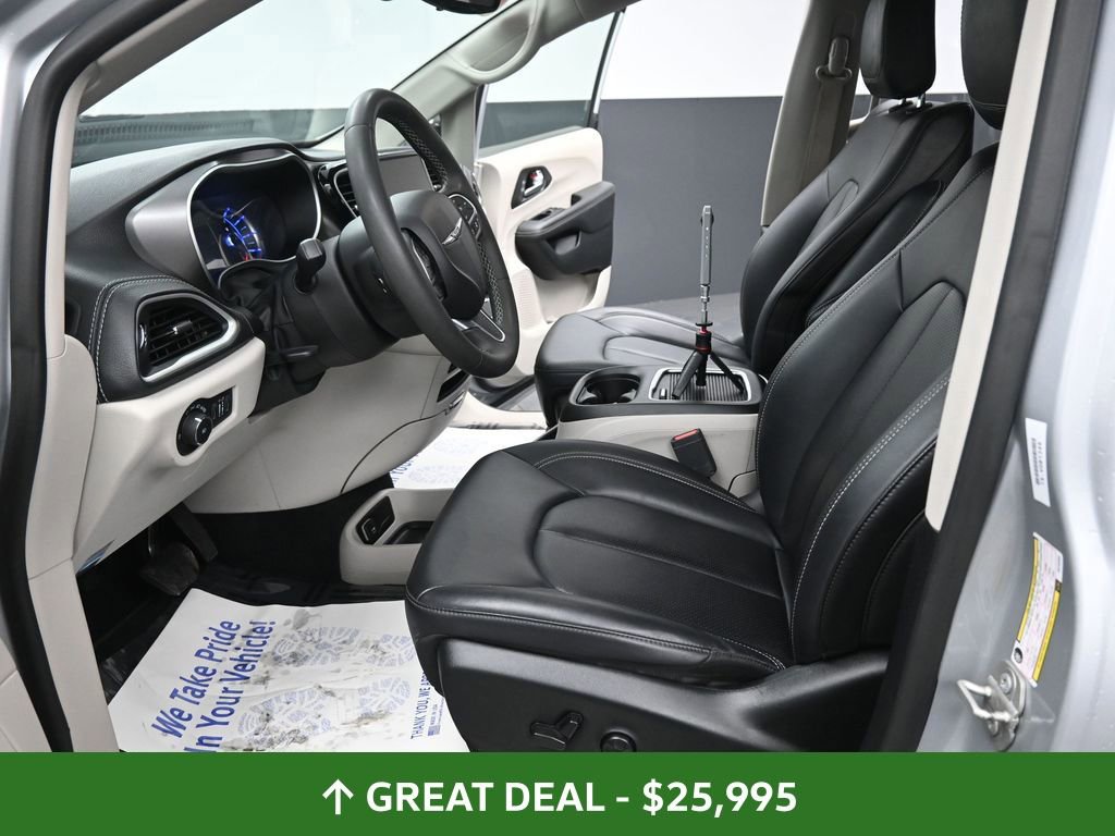 Used 2024 Chrysler Pacifica Limited FWD image 32