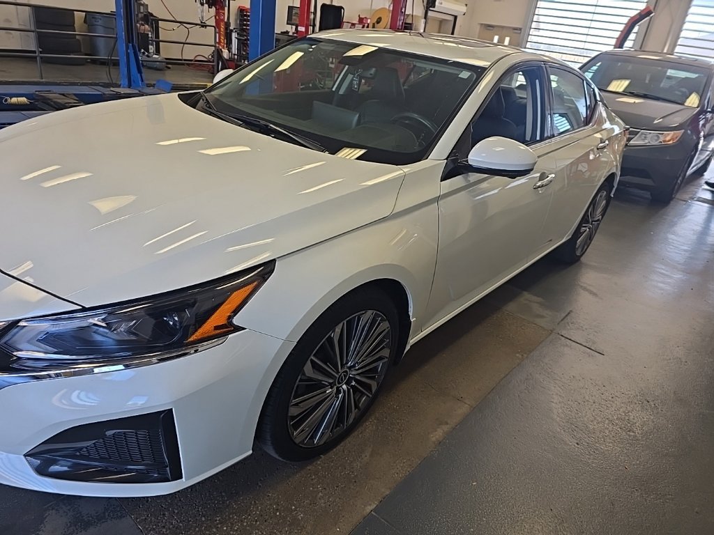 Used 2023 Nissan Altima 2.5 SL AWD/4WD image 2