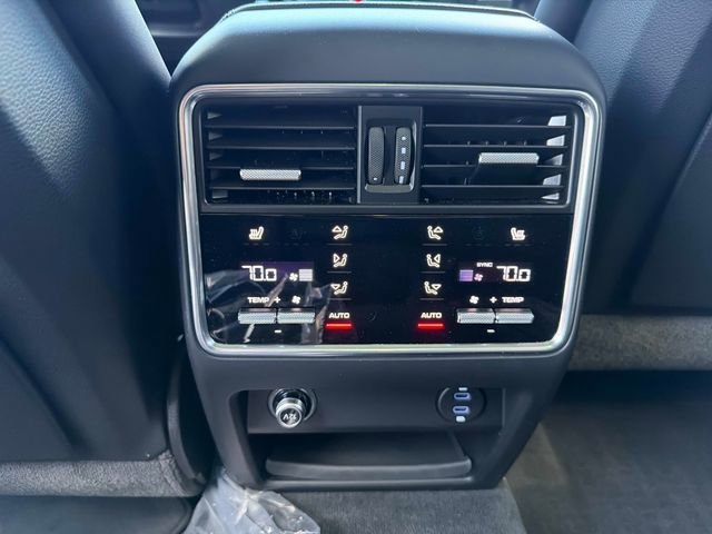 Used 2023 Porsche Cayenne Platinum Edition image 14