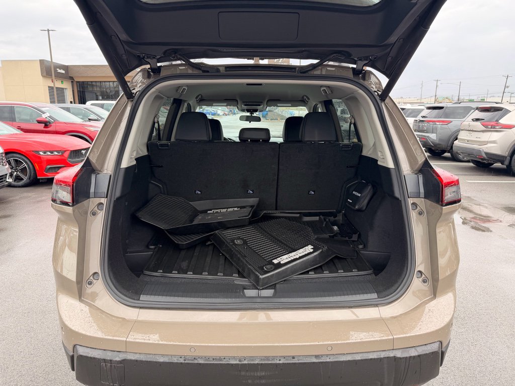 Used 2025 Nissan Rogue SV image 9